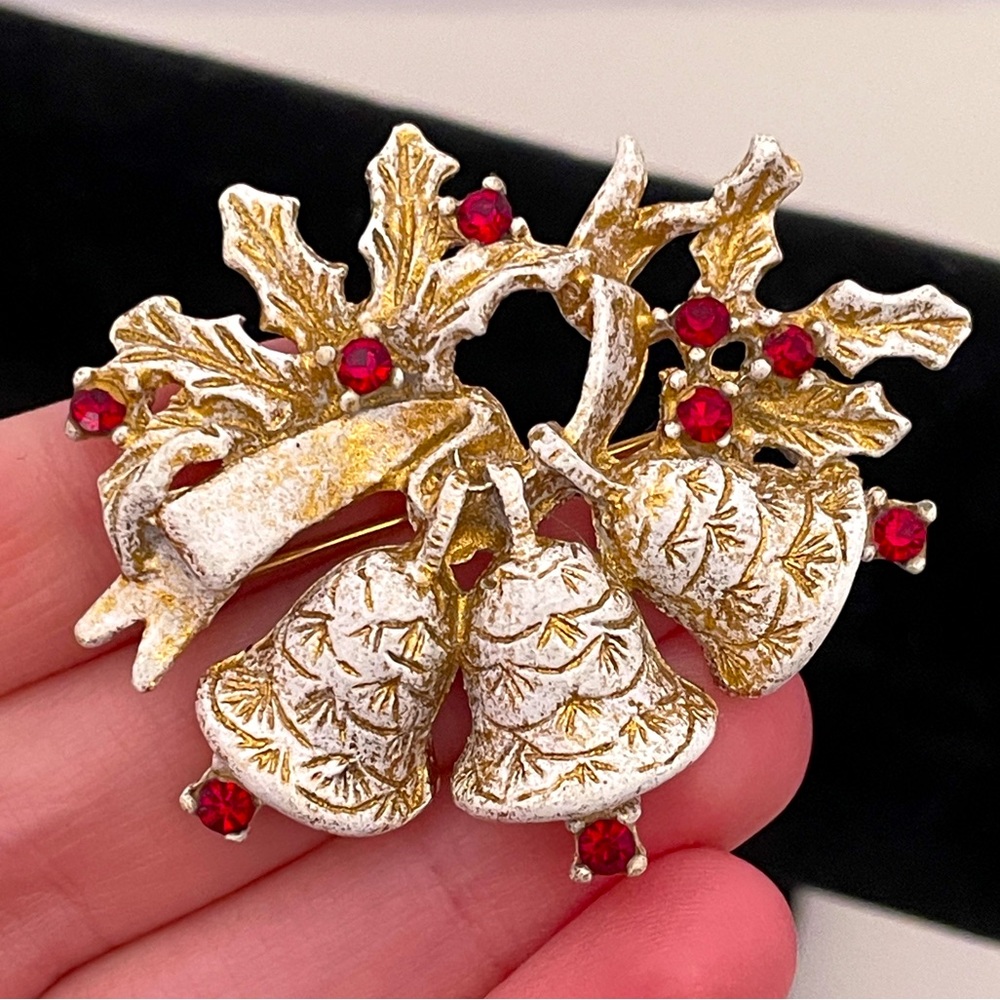Vintage 60’s GERRY'S Christmas Winter Holiday Festive Bell Cottage Pin / Brooch